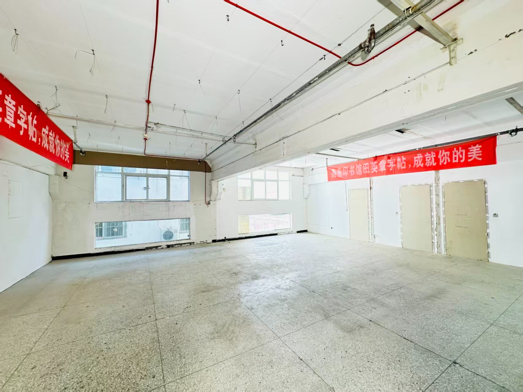 河洛路重点吸引人工智能应用、数字经济、电商直播、智能制造服务、软件开发、科技创新企业及创业团队入驻